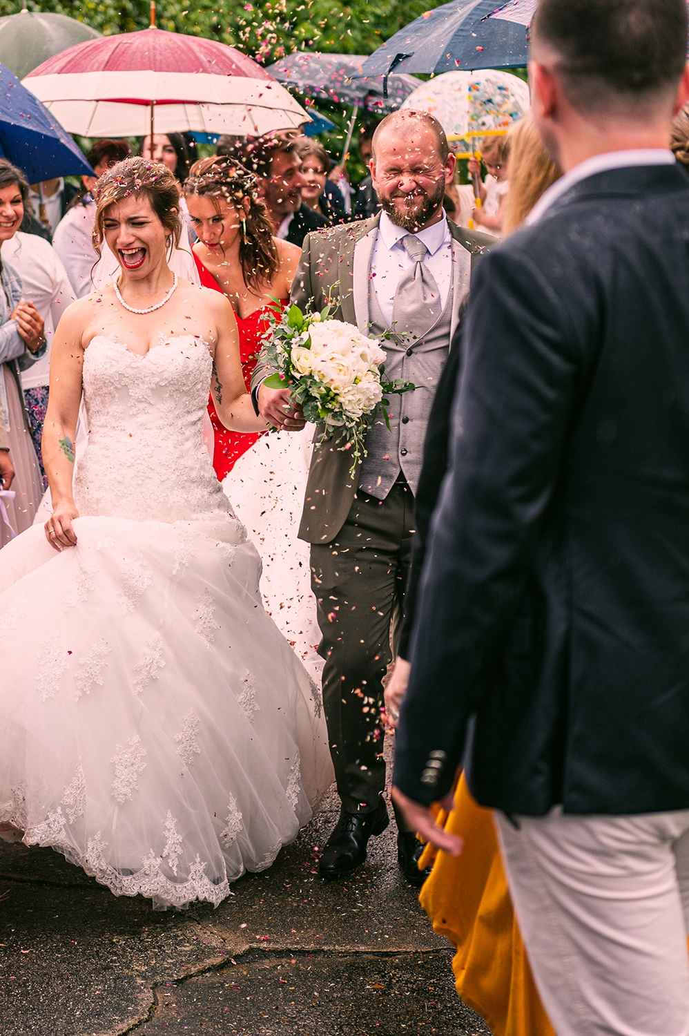 Sortie des mariés sous les cotillons lors d'un mariage orthodoxe dans le Loiret