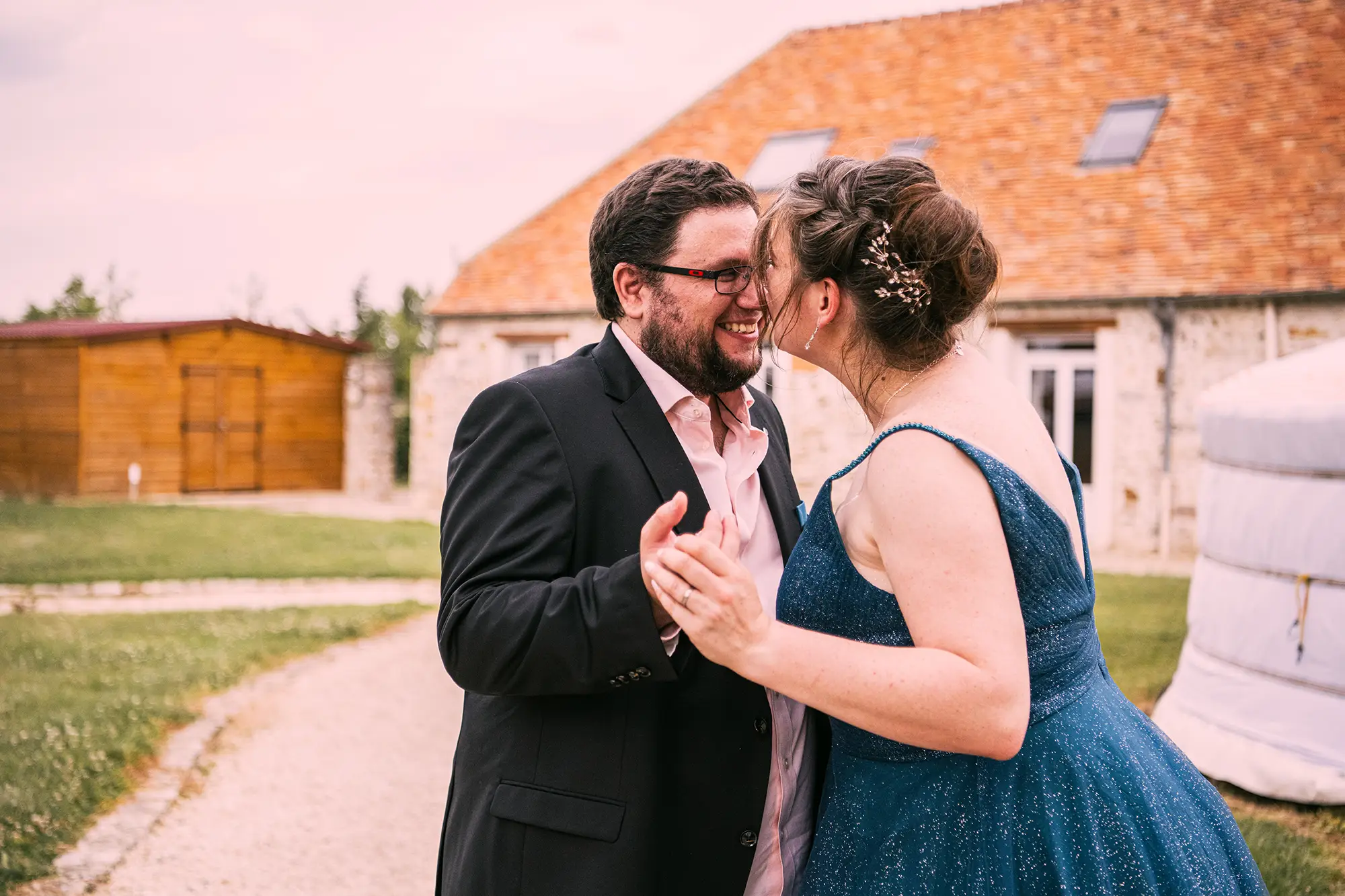 Séance photo de couple au lieu de réception mariage le Nomade Lodge en Seine-et-Marne dans le 77