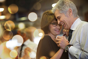 Casal de idosos dançando