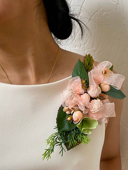 Handmade with love - affordable luxe in Melbourne. 
No-stress wedding decor. Allergen friendly - no allergy issues as these are not real flowers - artificial silk, real-touch.
New York classic traditional luxe wedding decor. 
Old Luxe American vibes - Australian made.
Bridgerton vibes wedding style.
Perfect for wedding or Christmas.