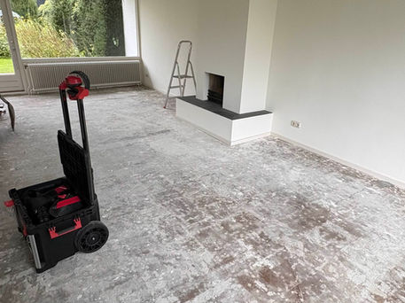 Open haard wordt vakkundig verwijderd in woonkamer door S-I Sloopwerken.