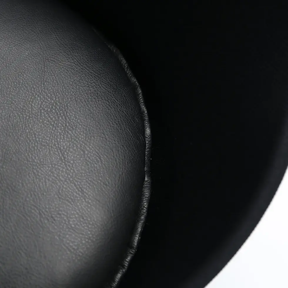 Miniaturbild: Detail Loungesessel Leder im Fußball-Design lillus hattrick Fußball Sessel Schwarz-Weiß