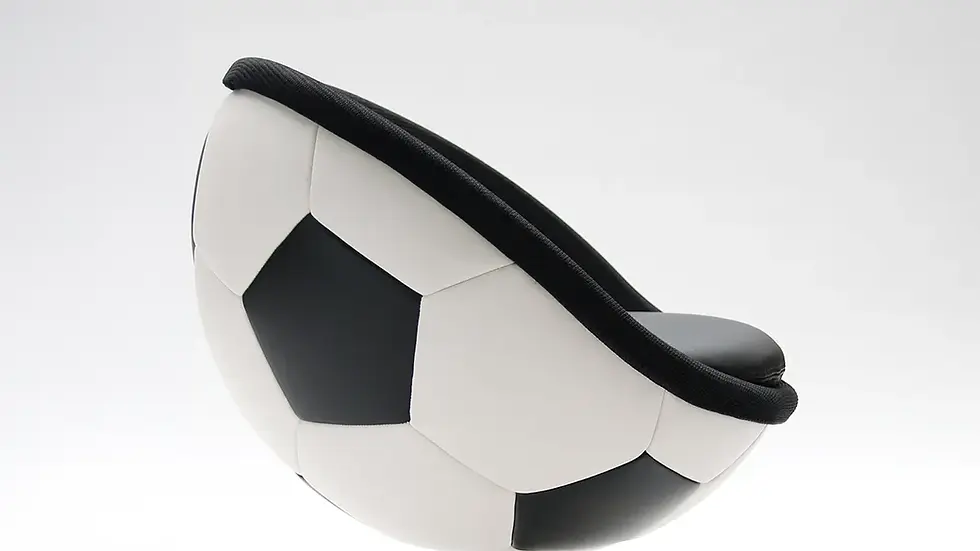 Thumbnail: Detail seitlich Fußball Stuhl Schwarz-Weiß Tresenstuhl Counterstuhl lillus hattrick im Fußball-Design