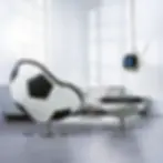 Hocker und Loungesessel im Fußball-Design aus schwarz-weißem Echtleder im Wohnmilieu von lillus