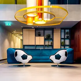 fussball-moebel-schwarz-weiss-lillus-hattrick-hotel-einrichtung-ball-chairs-made-in-german