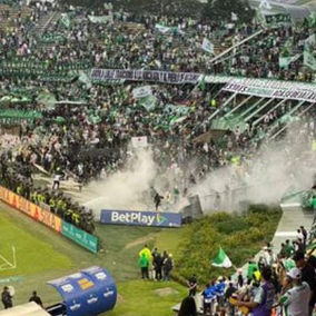 En pleno estadio la barra brava de Nacional terminó enfrentada con la Policía