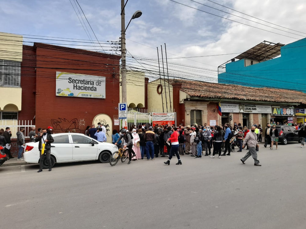 Aglomeraciones en la Secretaría de Hacienda de Soacha para reclamar el