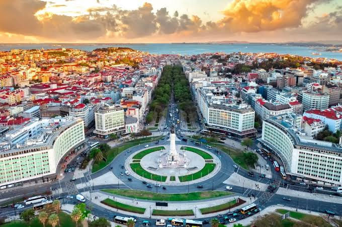 meydan evler ağaçlar heykel