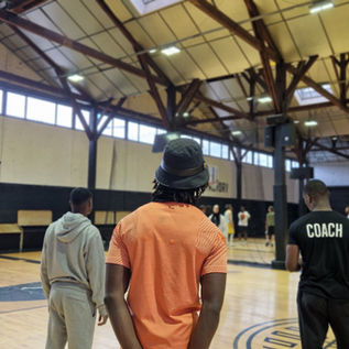 Un match de basket avec des recruteurs pour trouver un job 
