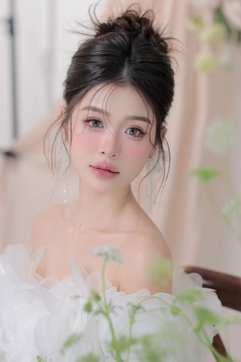 Đeo lens giúp làm nổi bật và thu hút cho đôi mắt cô dâu