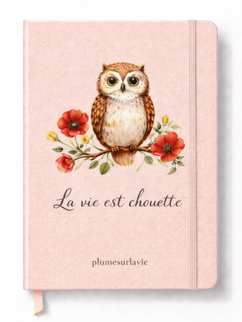 Carnet rose avec illustration de chouette et fleurs, inscription, " La vie est chouette", style doux et poétique.