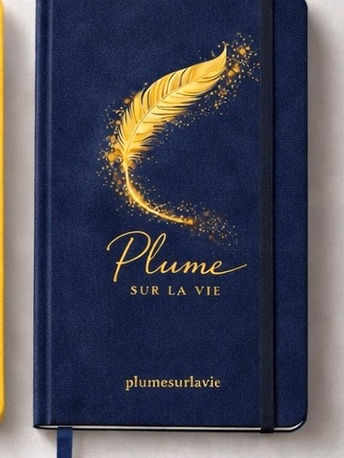 Carnet bleu nuit avec plume dorée et inscription "Plume sur la vie", style élégant et raffiné.