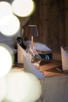 Tavolo apparecchiato in ambiente rustico