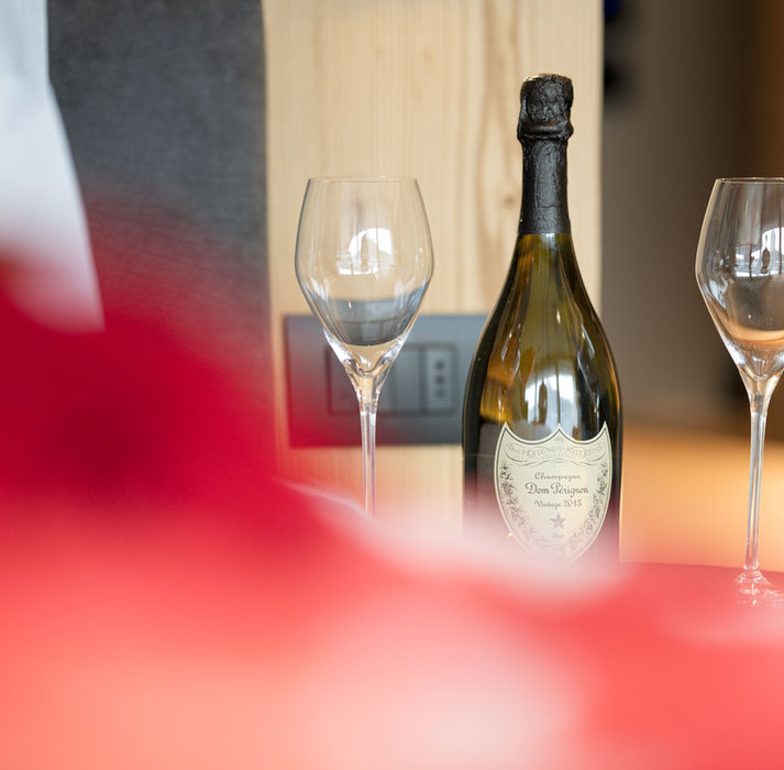 Champagne e bicchieri: lusso in camera