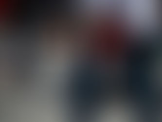 Una bambina si accovaccia, un piccione le si posa sul braccio. La folla cammina veloce e sfocata. Lei si è fermata. È tutto qui il punto: lo sguardo che decide di restare.