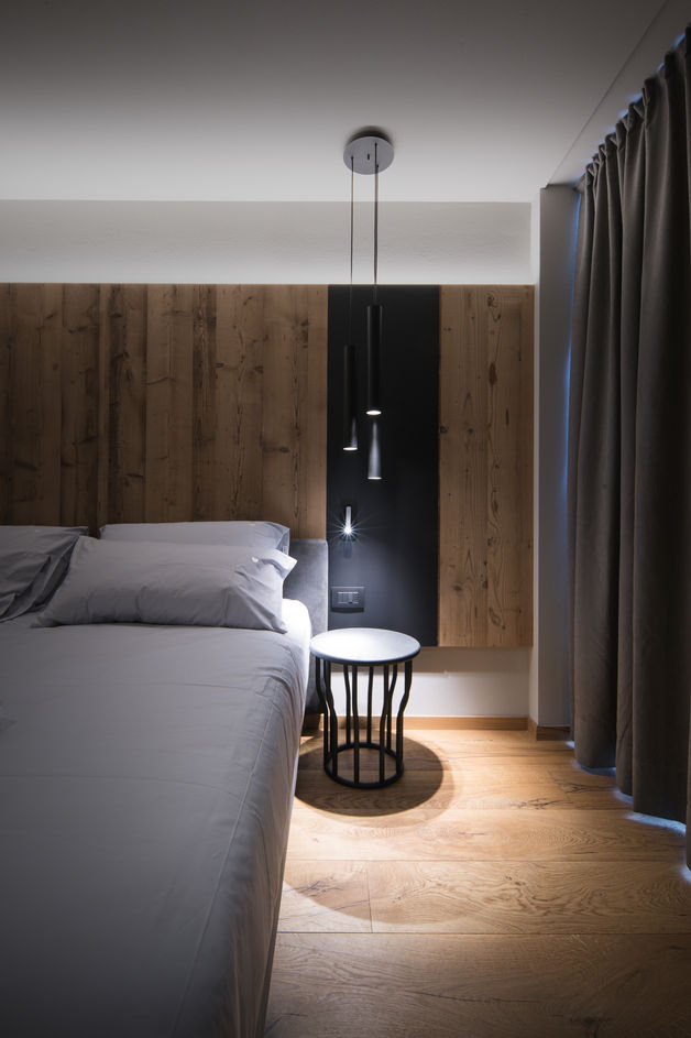 Camera da letto moderna, illuminazione soffusa