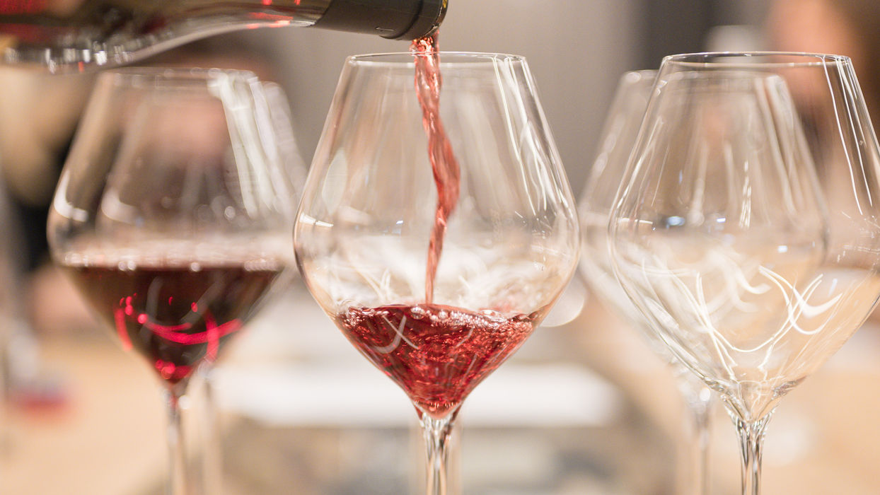 Versare vino rosso in calici: degustazione