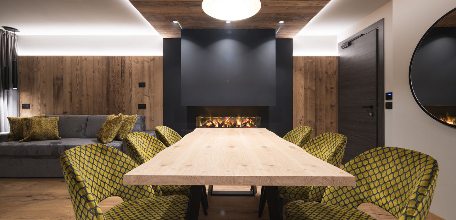 Tavolo da pranzo in legno, sedie verdi, design moderno Dolomitiexclusive