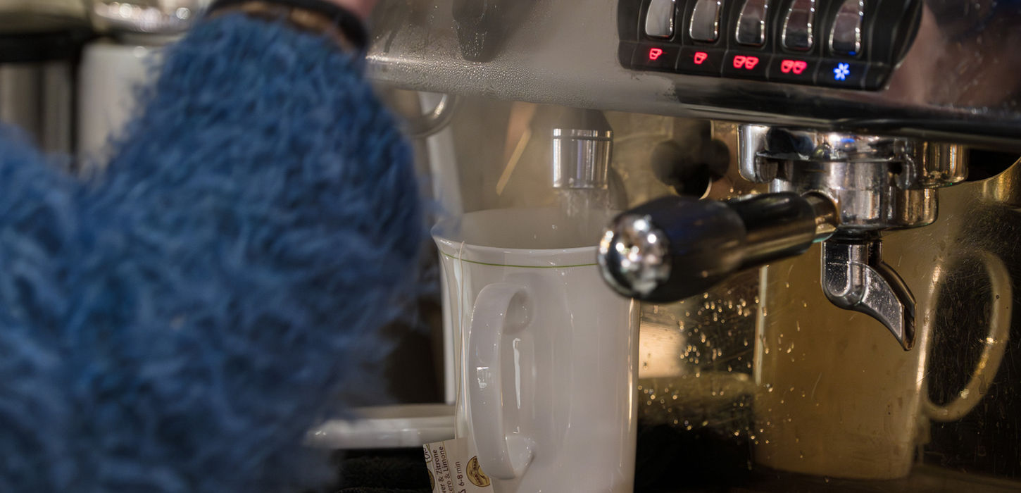 Barista prepara caffè espresso, macchina professionale