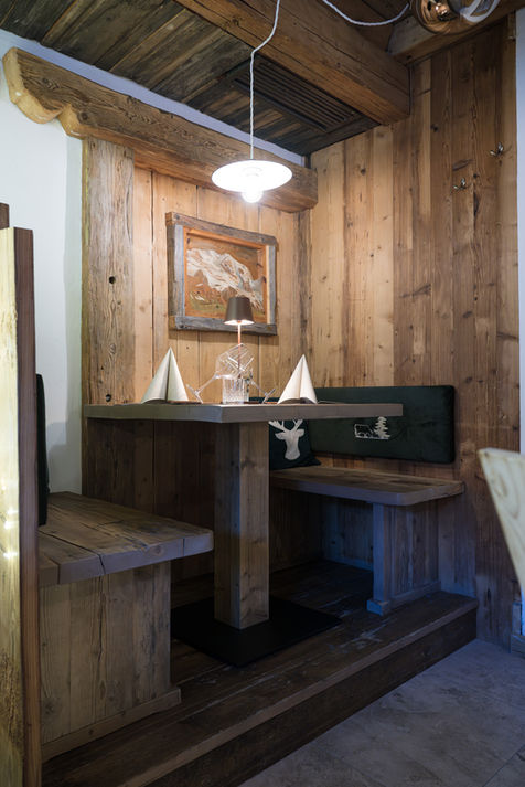 Tavolo in legno rustico con panche integrate