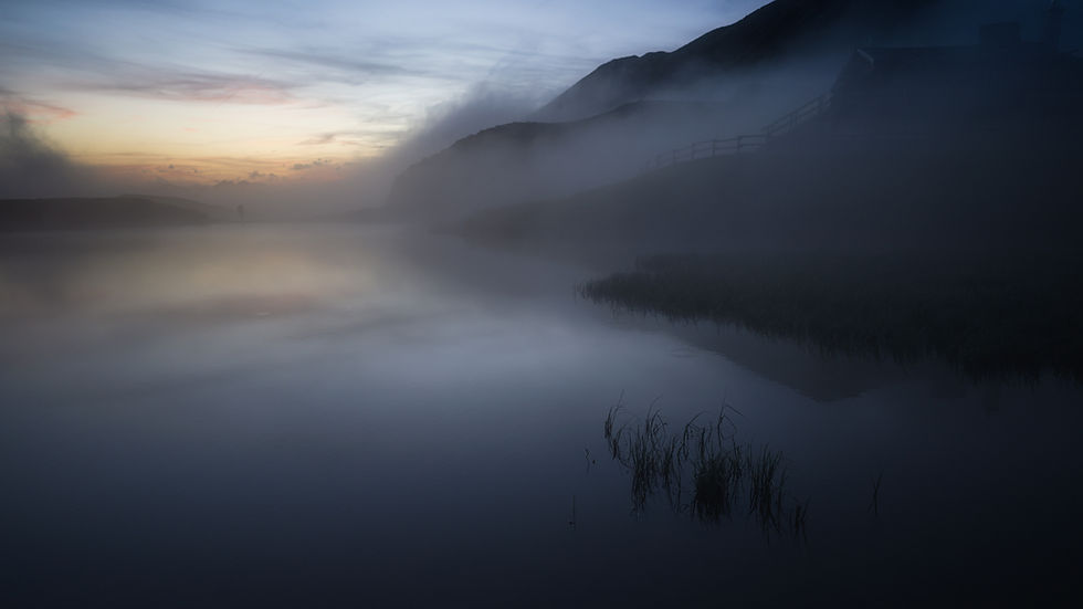 paesaggio con nebbia e figura umana in silhouette, composizione cinematica 16:9, rim light morbido