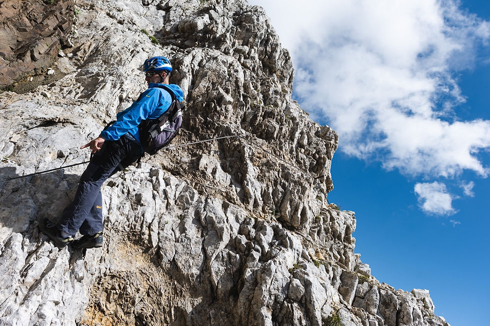 Via ferrata dolomitica, estate 2020. Hero: corpo in azione sulla parete, tensione fisica, nessun volto identificabile.