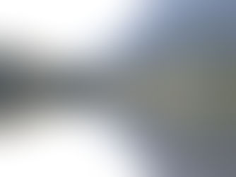 Lago dolomitico con riflesso perfetto, una figura solitaria sulla riva sinistra. Soggetto piccolo e decentrato, spazio d'acqua dominante, il riflesso raddoppia visivamente il paesaggio. Scala, solitudine, silenzio — tutto comunicato dalla composizione. Chiude l'articolo restando nel territorio di BluPuffin.