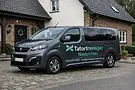 Firmenfahrzeug von Tatortreiniger Niederrhein – Peugeot Traveller vor Wohnhaus für professionelle Tatortreinigung
