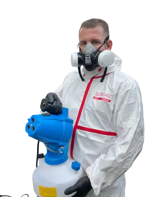Fachkraft in Schutzanzug mit Vernebelungsgerät bei einer professionellen Desinfektion im Niederrhein.