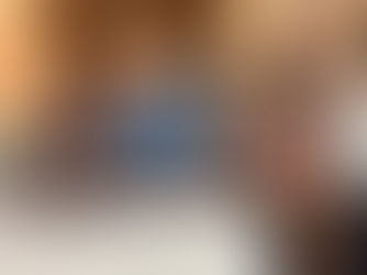 Crianças da Casa de Jacira junto com companheiros posando para foto de grupo com bandeira do Interact Club do Rj Maracanã