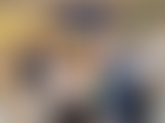 Pres. do Rotary Patrícia Leal  em foto a frente de quadros com outra rotariana, duas artistas especiais que  fazem pintura com a boca e a presidente da Associação