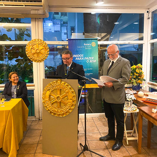 André Vasco e Luiz Fernando Pinto se posicionam na tribuna para conduzir o protocolo da reunião.