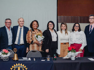 Na foto, da direita para esquerda: Pres. 2025-2026 Reginaldo Ignoto do Rotary Club de Nova Iguaçu; Governador do Distrito 4571 2014-2015 Pedro Durão do Rotary Club de Copacabana; a Pres. 2025-2026 da Casa da Amizade das Senhoras dos Rotarianos de Nova Iguaçu, Telma Targino; a Pres. 2025-2026 Patrícia Leal do Rotary Club de Nova Iguaçu-Leste; a Vice-Prefeita de Nova Iguaçu, Dra. Roberta Lúcia S. Teixeira, e a Pres. 2025-2026 Larissa Roza do Rotaract Club de Nova Iguaçu-Leste e o Vice-Presidente 2025-2026 Harrison Freita do Rotary Club de Nova Iguaçu-Leste