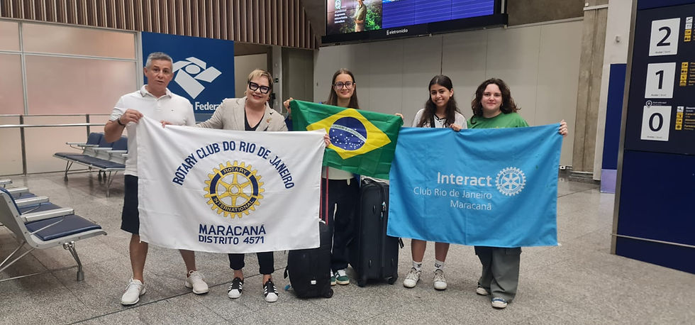 Casal de rotarianos Roberto e Cláudia Reis e as intercambistas Hortense, Gabriela e Olívia