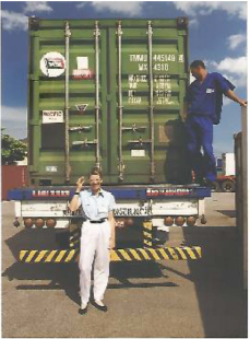 Rotaria Christa com uma das famílias que receuuma das bicicletas doadas.