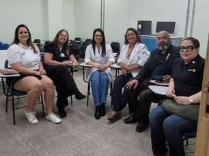 Grupo de pessoas que participaram da visita
