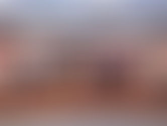 varias pessoas no palco segurando seus certificados de conclusão de curso