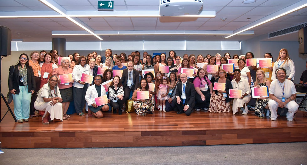 varias pessoas no palco segurando seus certificados de conclusão de curso