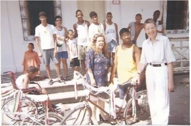 Rotaria Christa com uma das famílias que receuuma das bicicletas doadas.