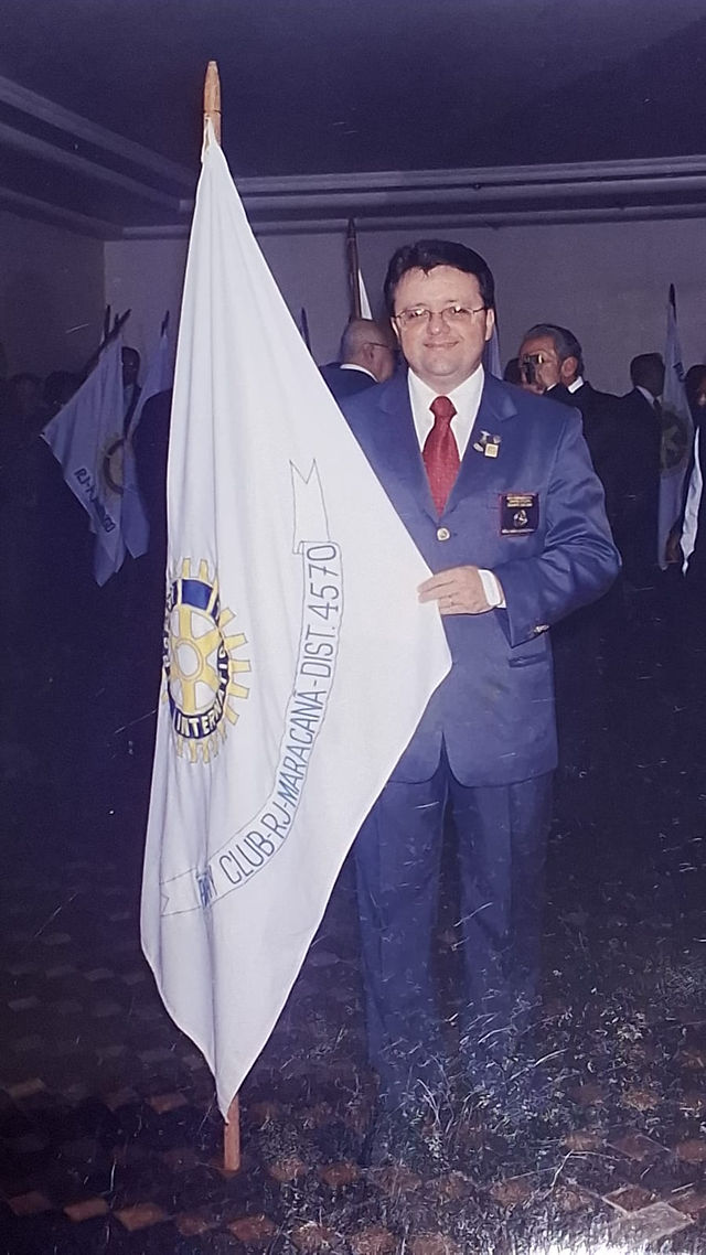 Eduardo Vasco conduzindo a bandeira desta unidade rotária.