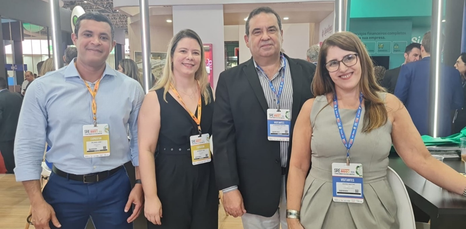 Colaboradores do Grupo Viriato junto em foto com Sr Alexandre Esteves