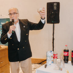 Claudio Zyngier demonstrando garrafa te cortada