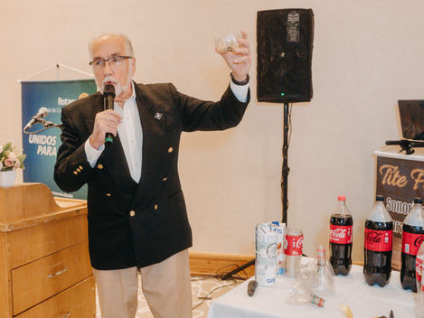 Claudio Zyngier demonstrando garrafa te cortada