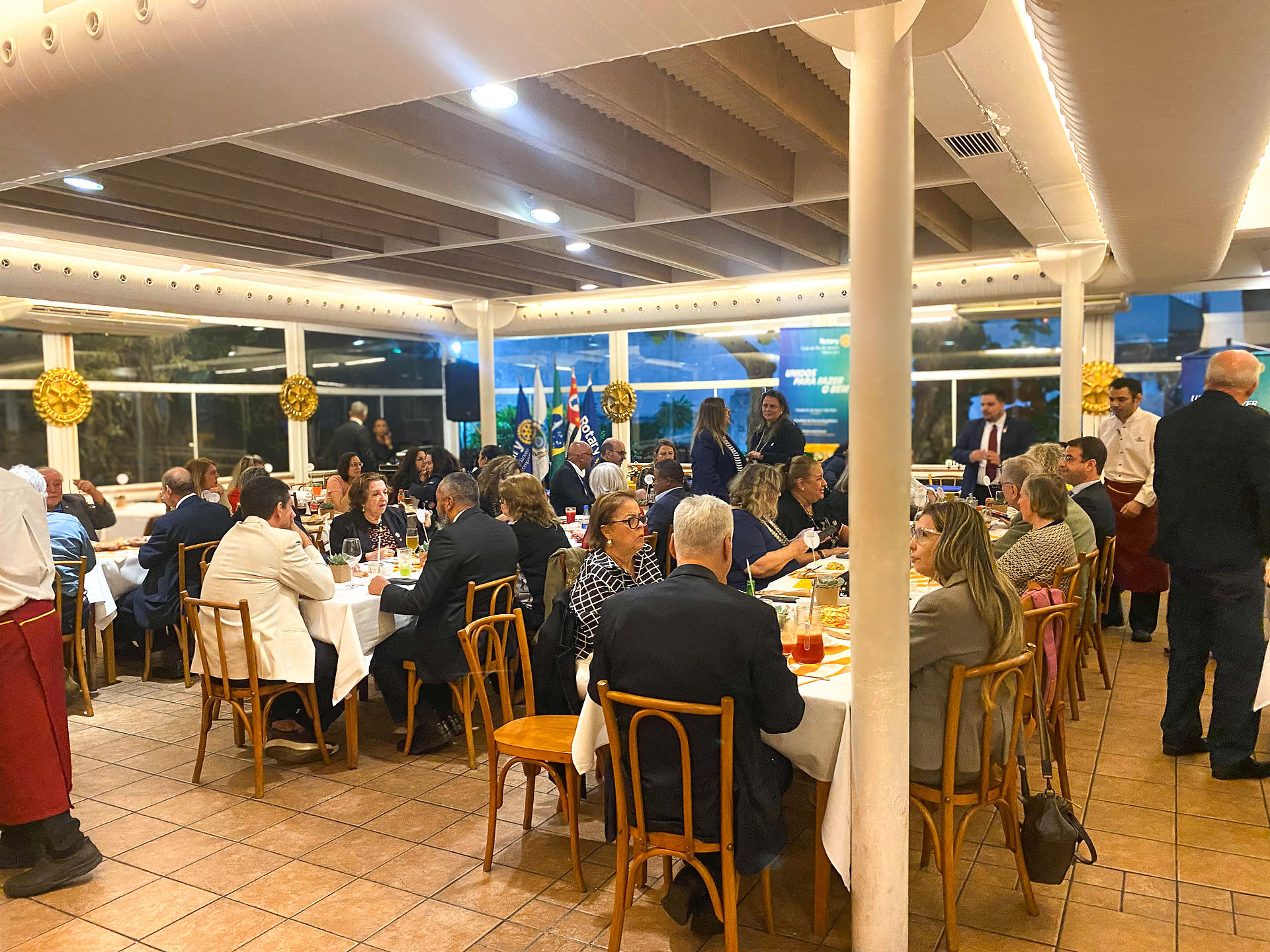 Salão de jantar com convidados em momento de companheirismo