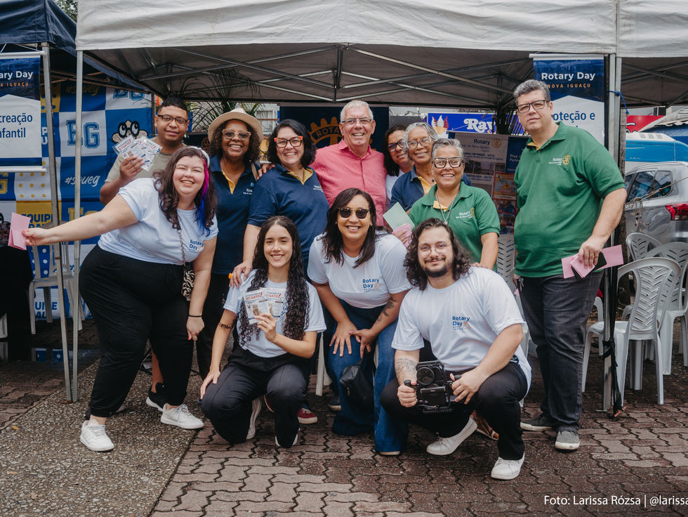 rotarianos e rotaracts do Clube no Rotary Day