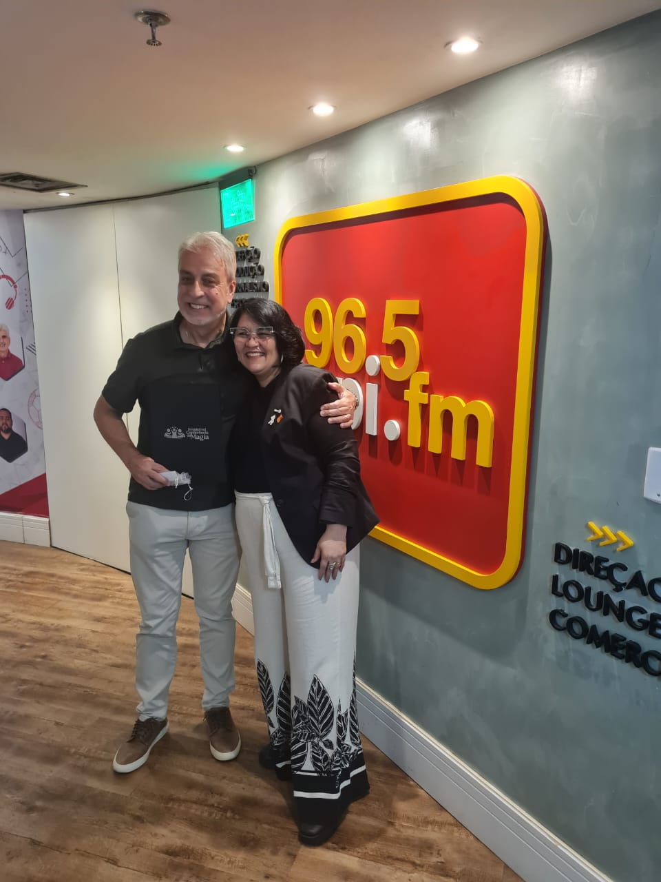 Apresentador Clóvis Monteiro e a Pres. 2025-2026 Patrícia Leal do Rotary Club de Nova Iguaçu-Leste