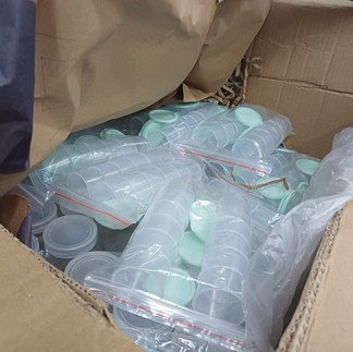 Caixa aberta com doações embaladas.