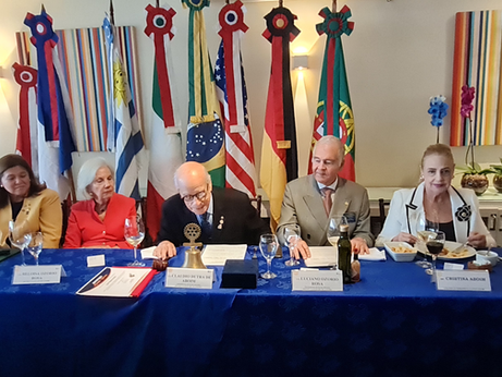 pessoas em reunião
