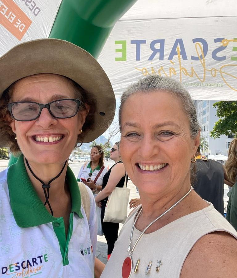 A esquerda, Pres. 2023/24 Zélia Carvalho do RC de Copacabana a direita nossa Dir. de Meio Ambiente 2023/24 Sandra Albuquerque. CParceiras da Ação de Descarte desta edição no Rio de Janeiro.