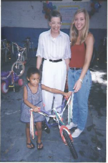 Rotaria Christa com uma das famílias que receuuma das bicicletas doadas.